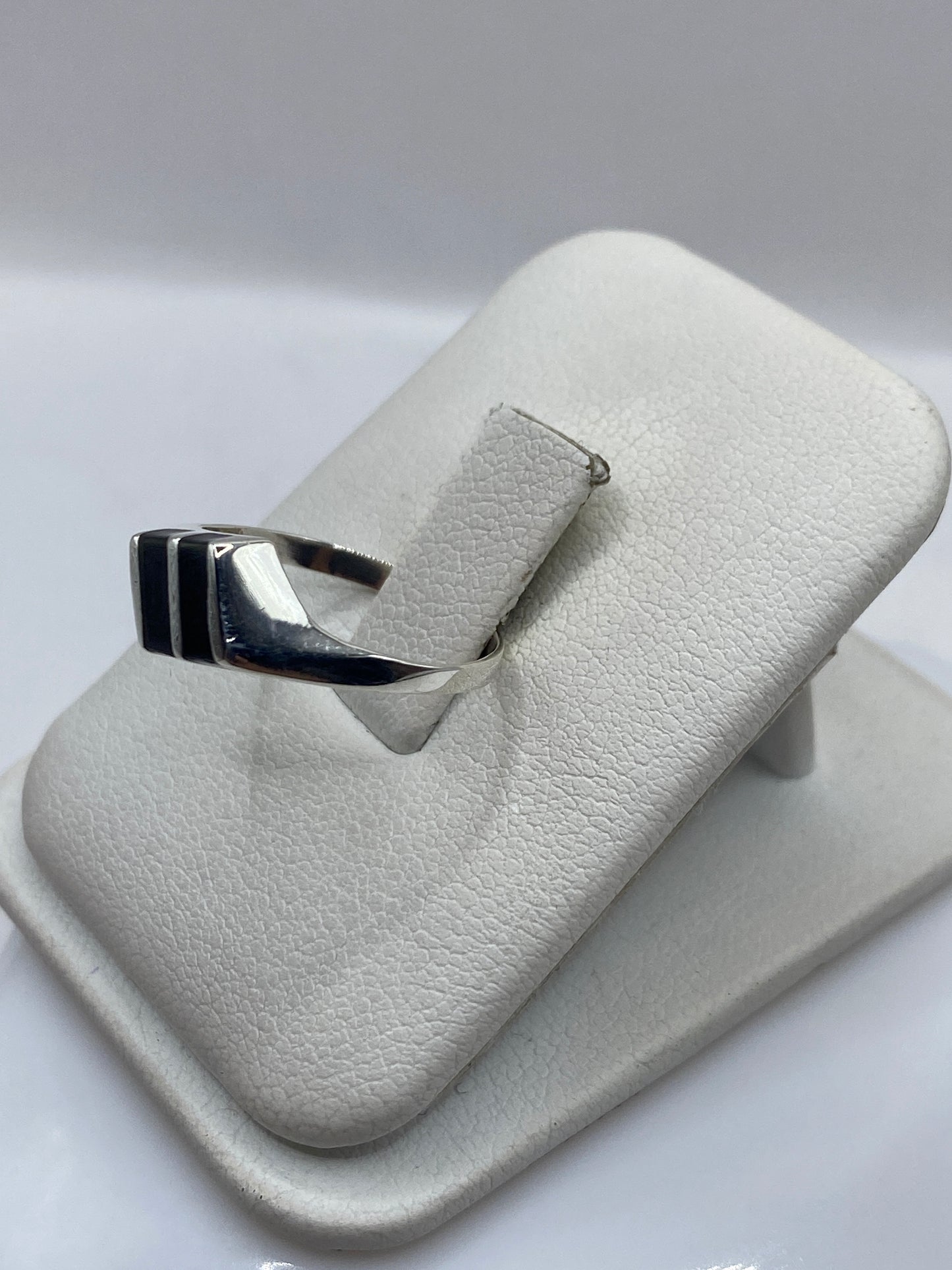Vista lateral del anillo minimalista de plata .925 y ónix negro