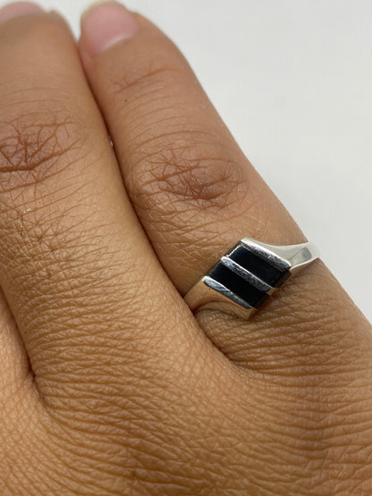 Anillo apoyado sobre superficie mostrando sello 925 MEXICO en la banda interior