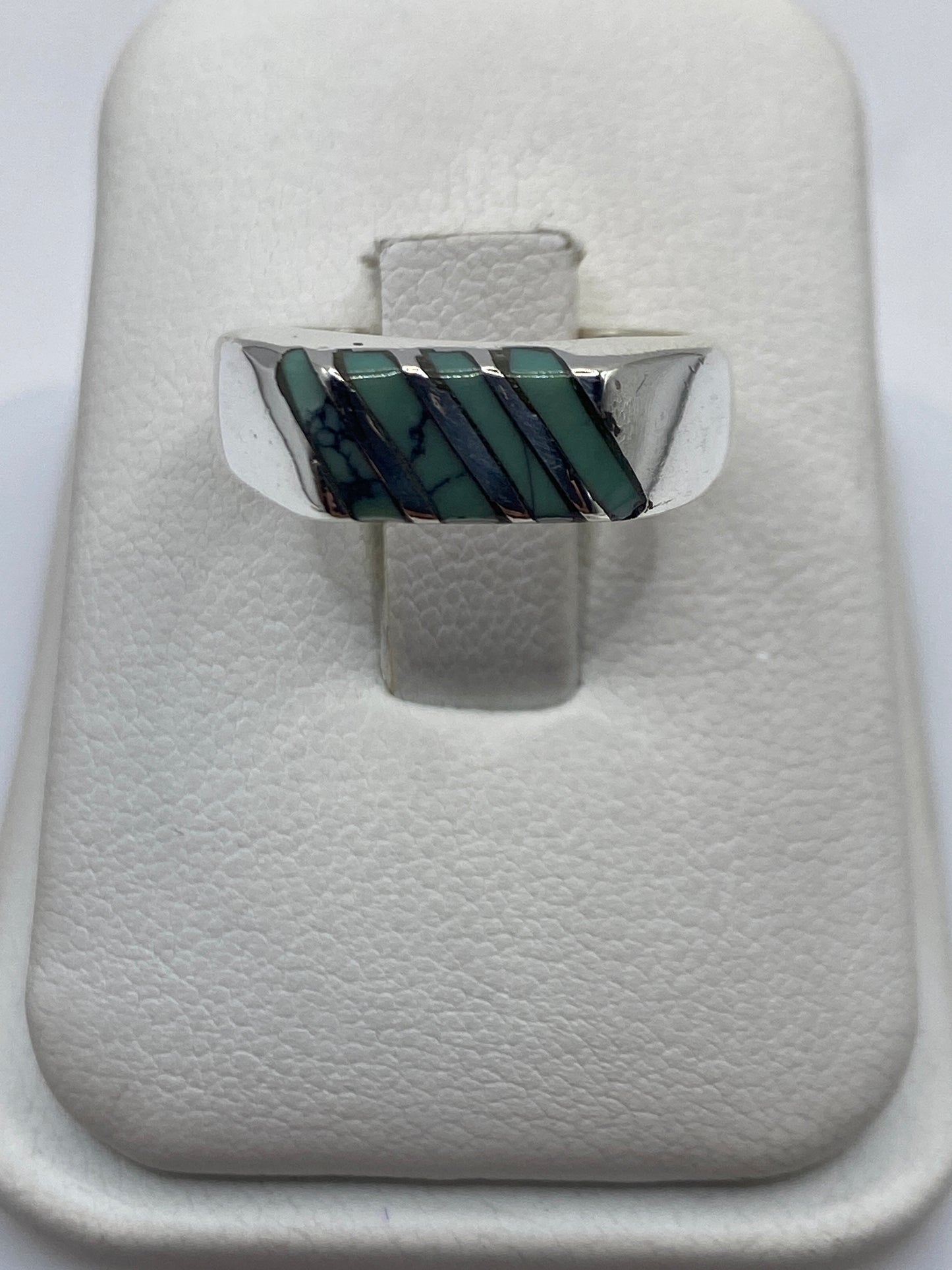 Anillo de plata .925 solitario moderno en mano de mujer, mostrando el pulido espejo y la piedra engastada