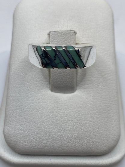 Anillo de plata .925 solitario moderno en mano de mujer, mostrando el pulido espejo y la piedra engastada