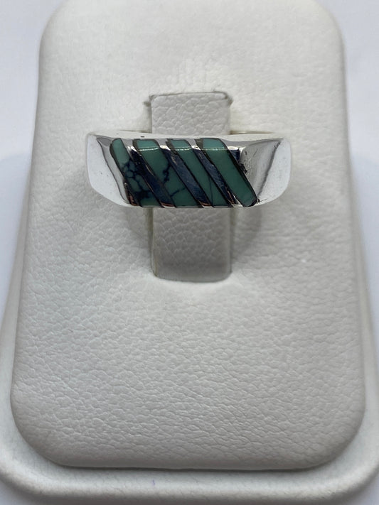 Anillo de plata .925 solitario moderno en mano de mujer, mostrando el pulido espejo y la piedra engastada