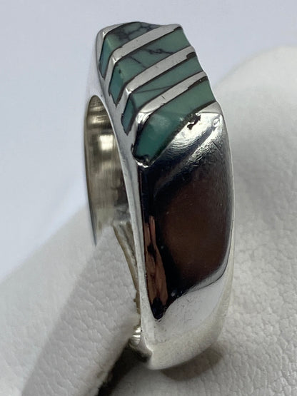 Detalle lateral del anillo mostrando el sello 925 MEXICO y la calidad del pulido