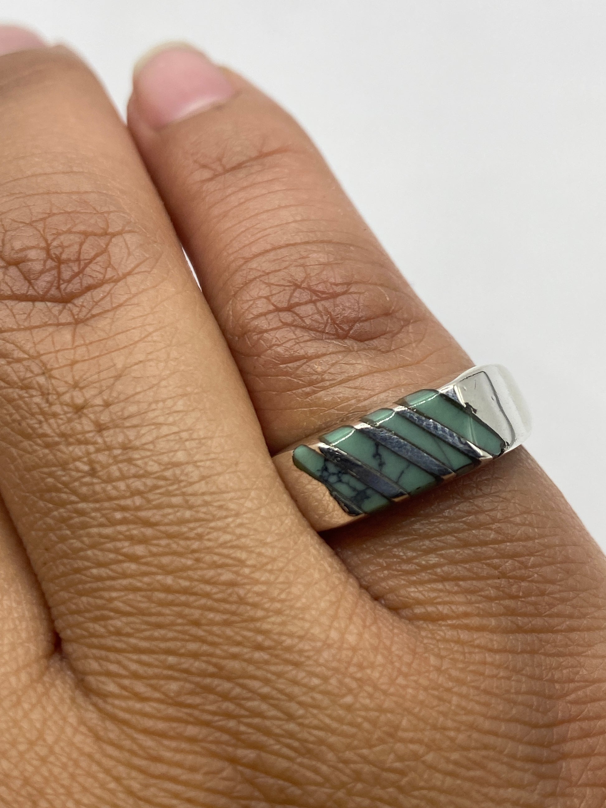 Anillo solitario sobre fondo neutro destacando el peso de 7.2 gramos de plata pura