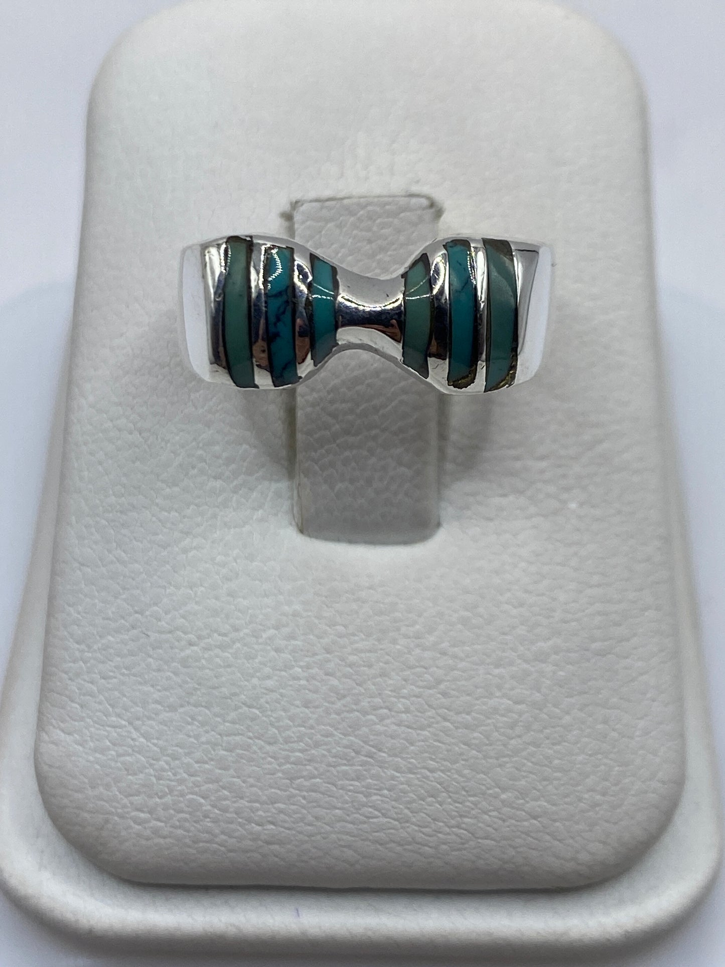 Anillo de plata con turquesa azul natural engastada, visto de frente en forma de lazo