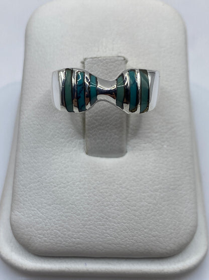 Anillo de plata con turquesa azul natural engastada, visto de frente en forma de lazo