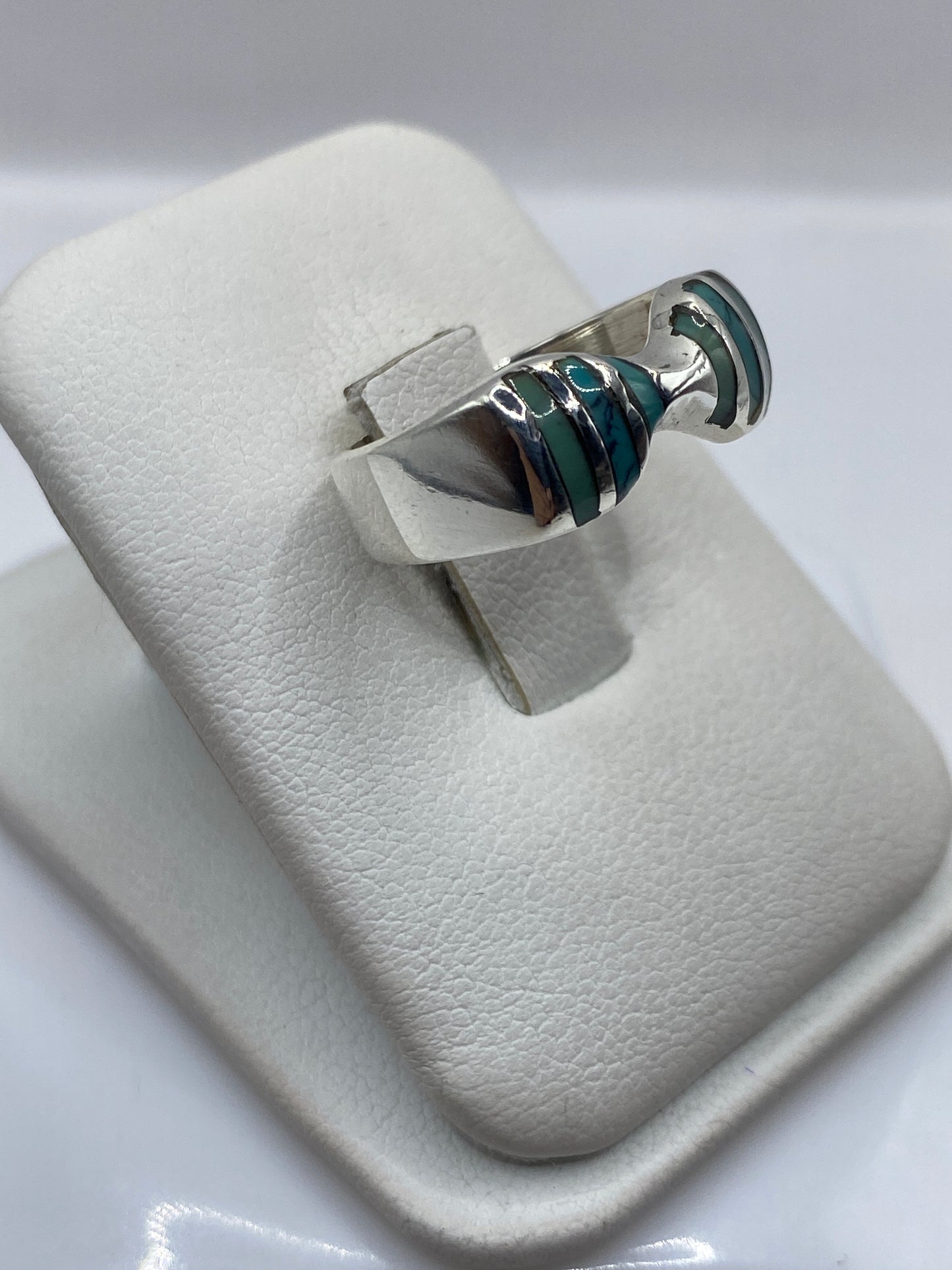 Detalle lateral del anillo mostrando el engaste artesanal de la turquesa en plata .925