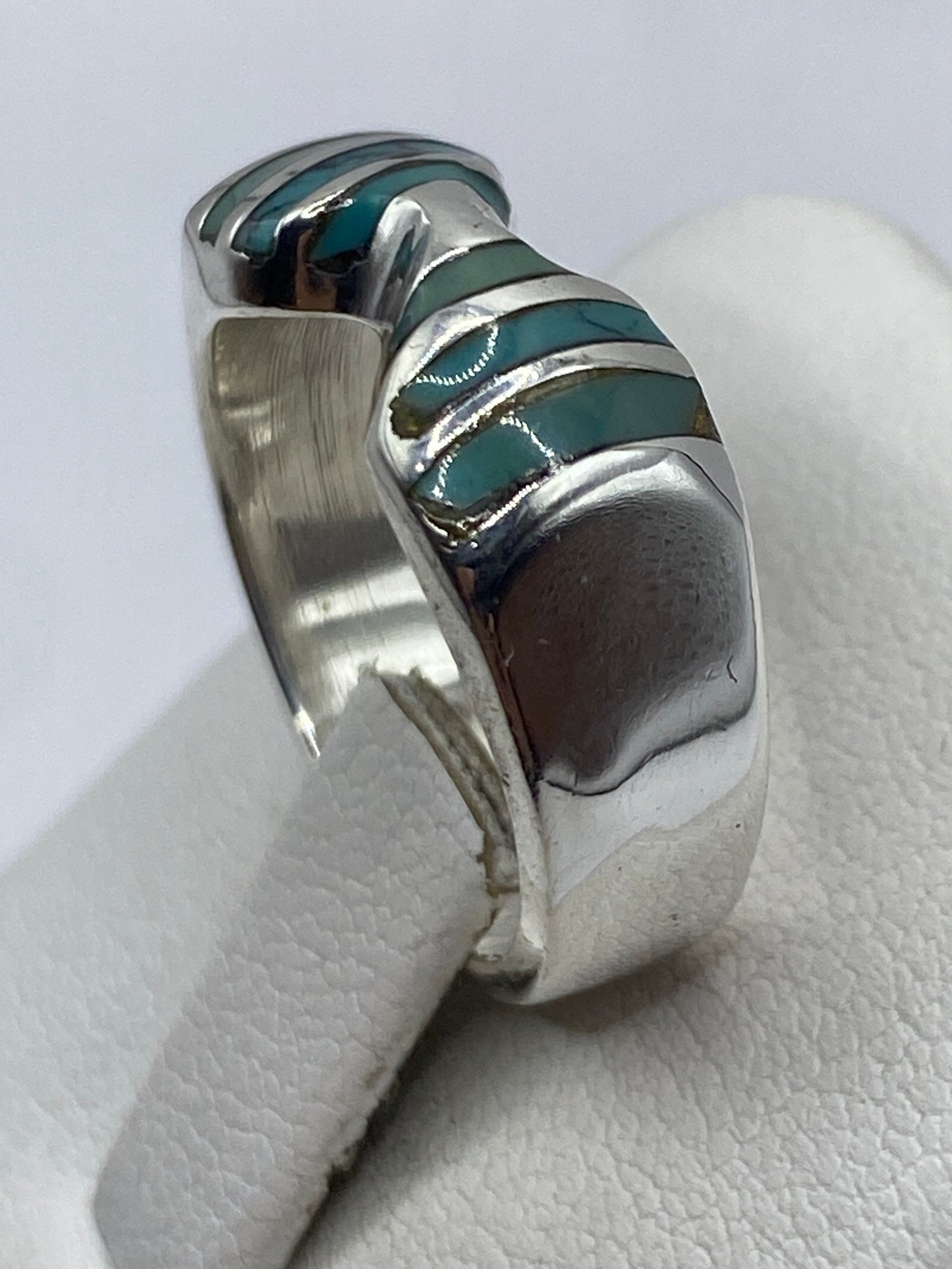 Anillo de turquesa en la mano de mujer mostrando el color azul profundo de la piedra