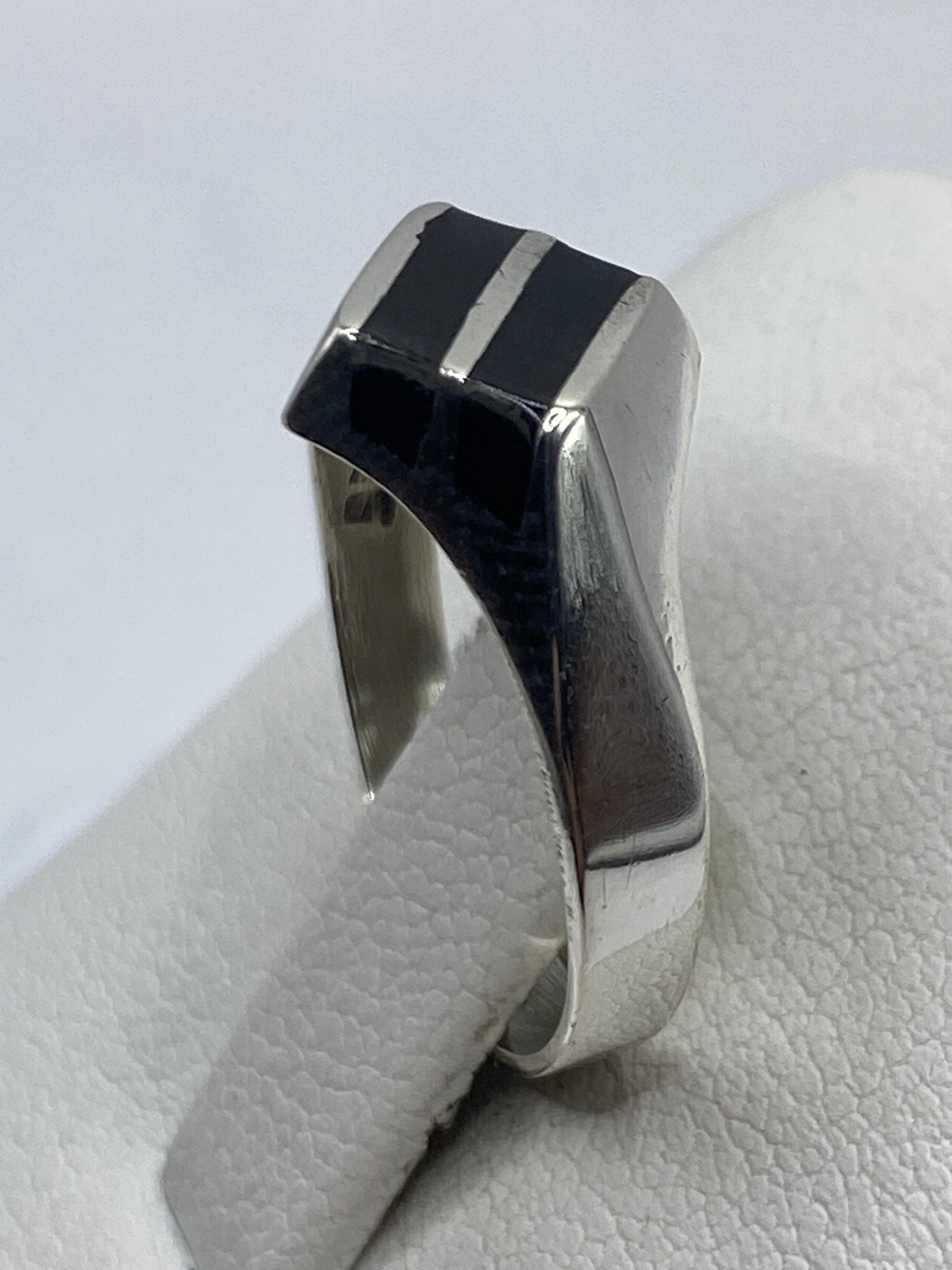 Lado del anillo displaying el acabado satinado y el sello 925