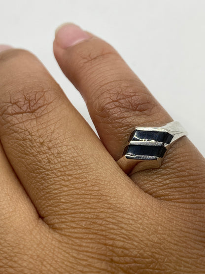 Detalle del engaste a mano del ónix negro en plata de Taxco
