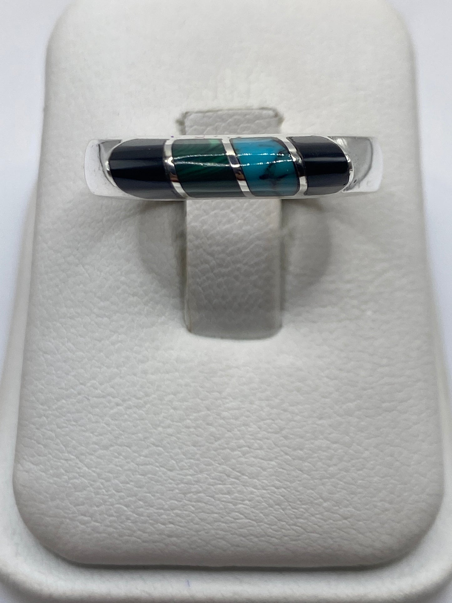 Anillo de plata con malaquita en bandas eslabonadas, vetas verdes y azules sobre metal plateado