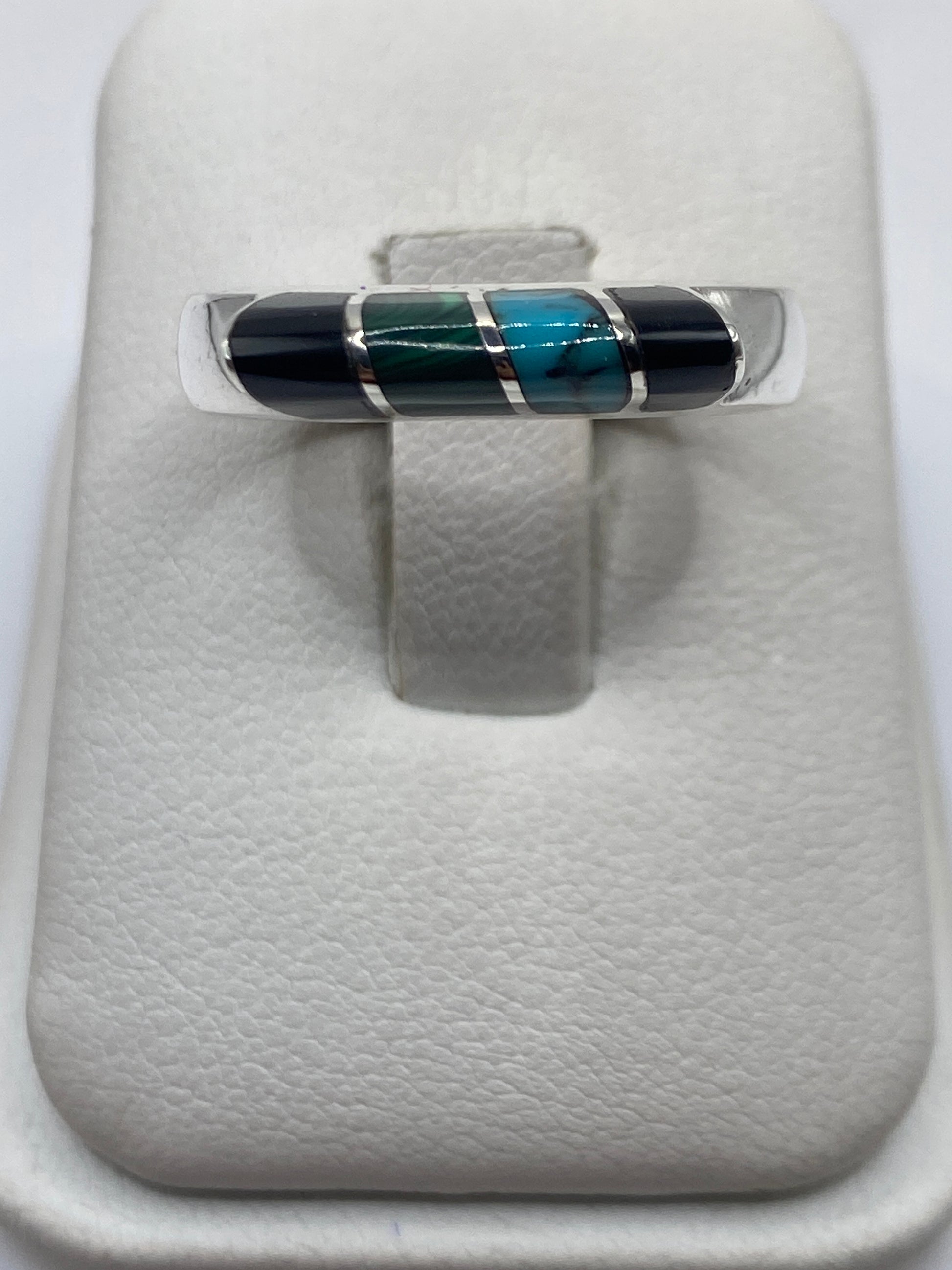 Anillo de plata con malaquita en bandas eslabonadas, vetas verdes y azules sobre metal plateado