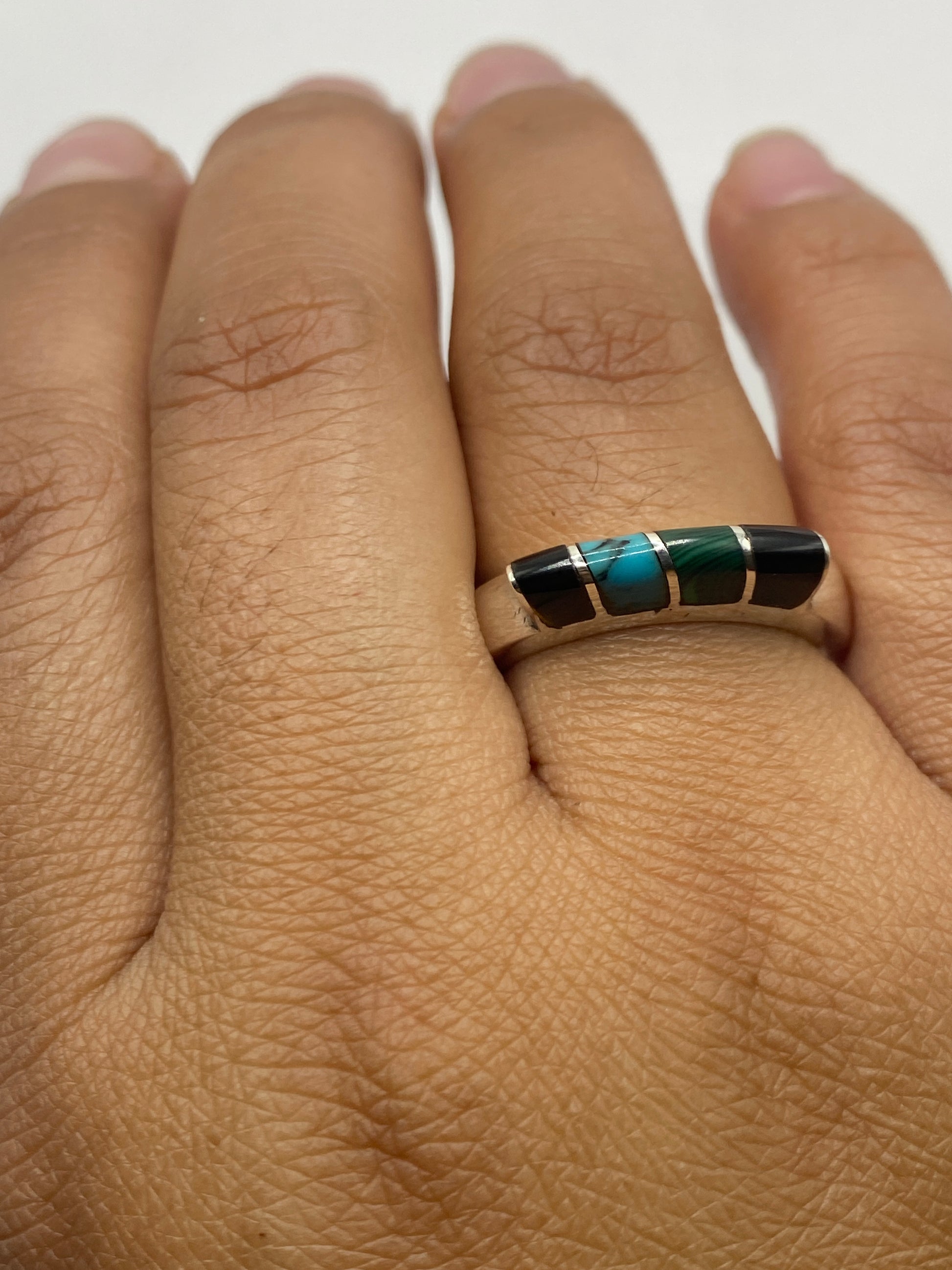 Sello 925 dentro del anillo de plata con malaquita natural de Taxco