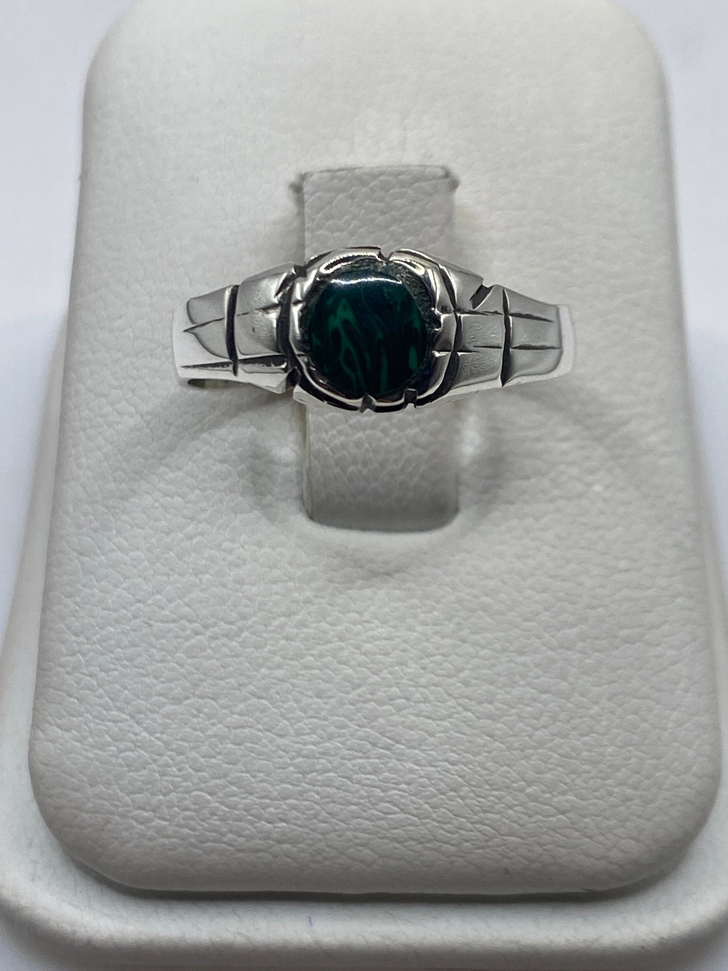Anillo de plata con malaquita verde natural, vista frontal mostrando las vetas únicas de la piedra