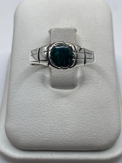 Anillo de plata con malaquita verde natural, vista frontal mostrando las vetas únicas de la piedra