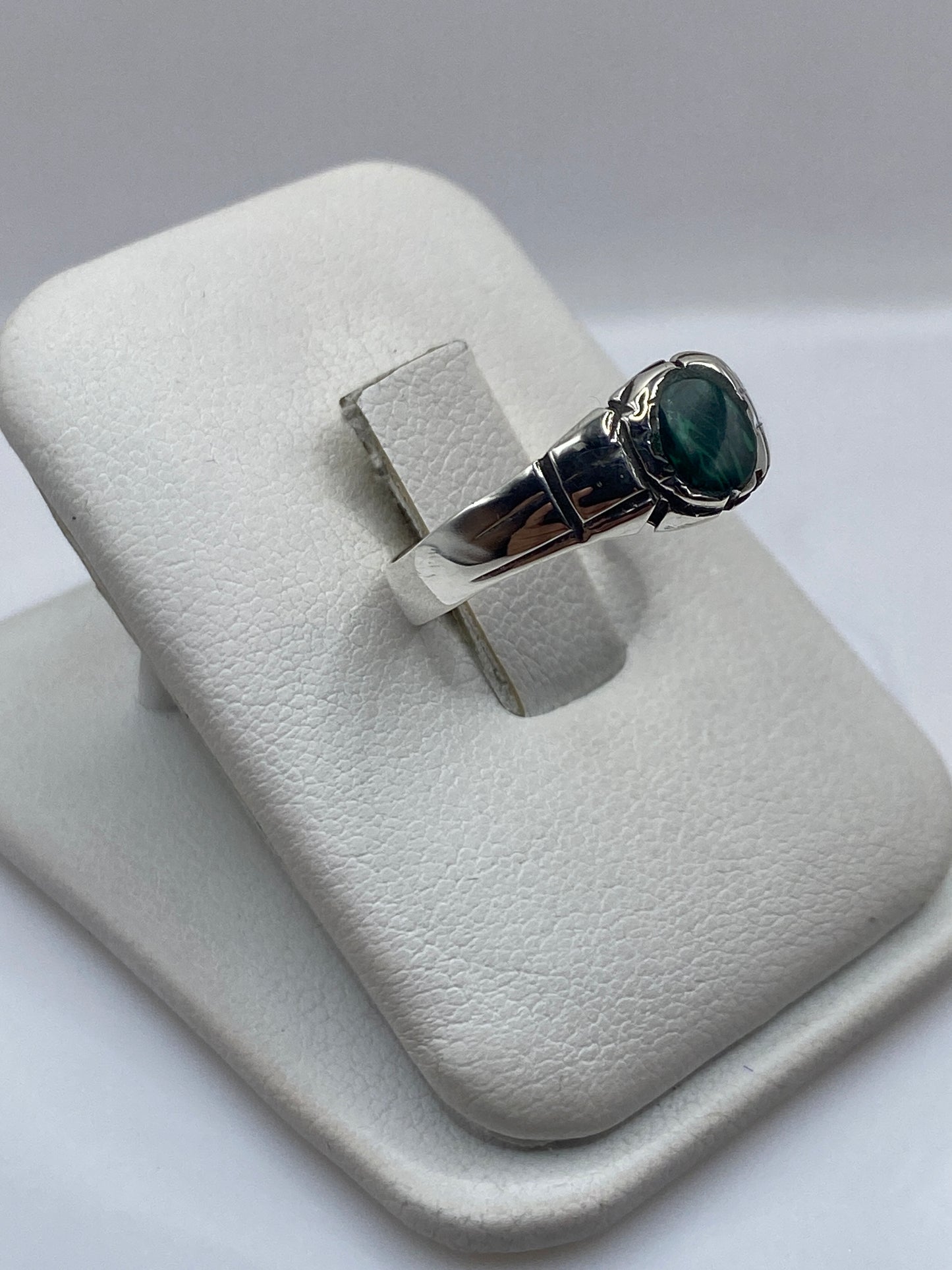 Anillo solitario de plata .925 con malaquita, vista lateral sobre fondo blanco