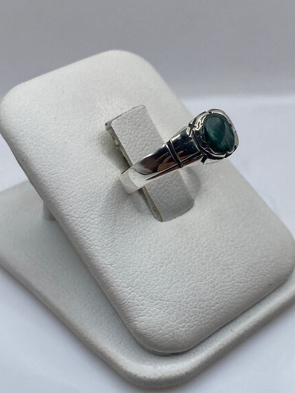 Anillo solitario de plata .925 con malaquita, vista lateral sobre fondo blanco