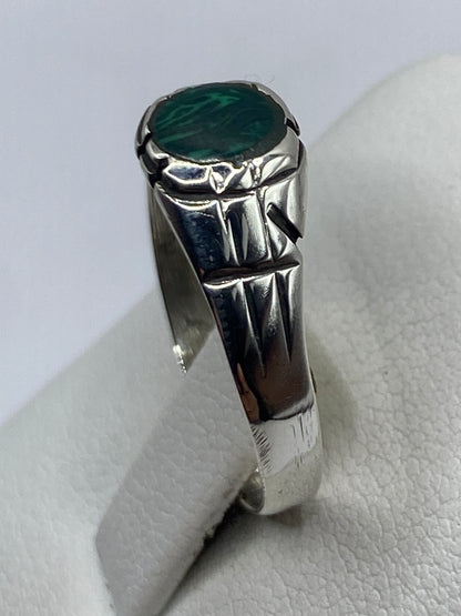 Detalle del engaste a mano de la malaquita verde en plata de Taxco