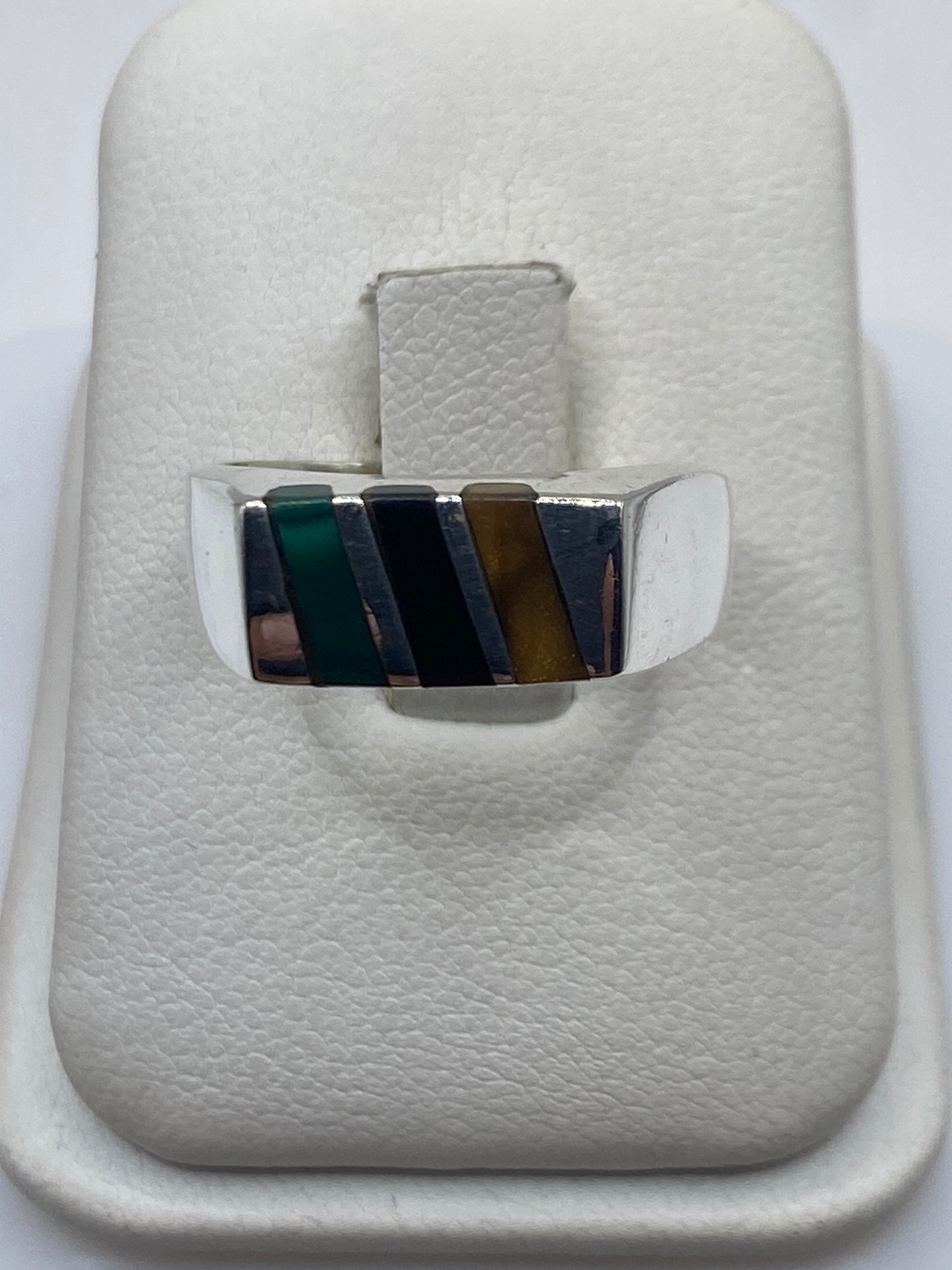Anillo de plata banda ancha con malaquita verde natural en dedo índice