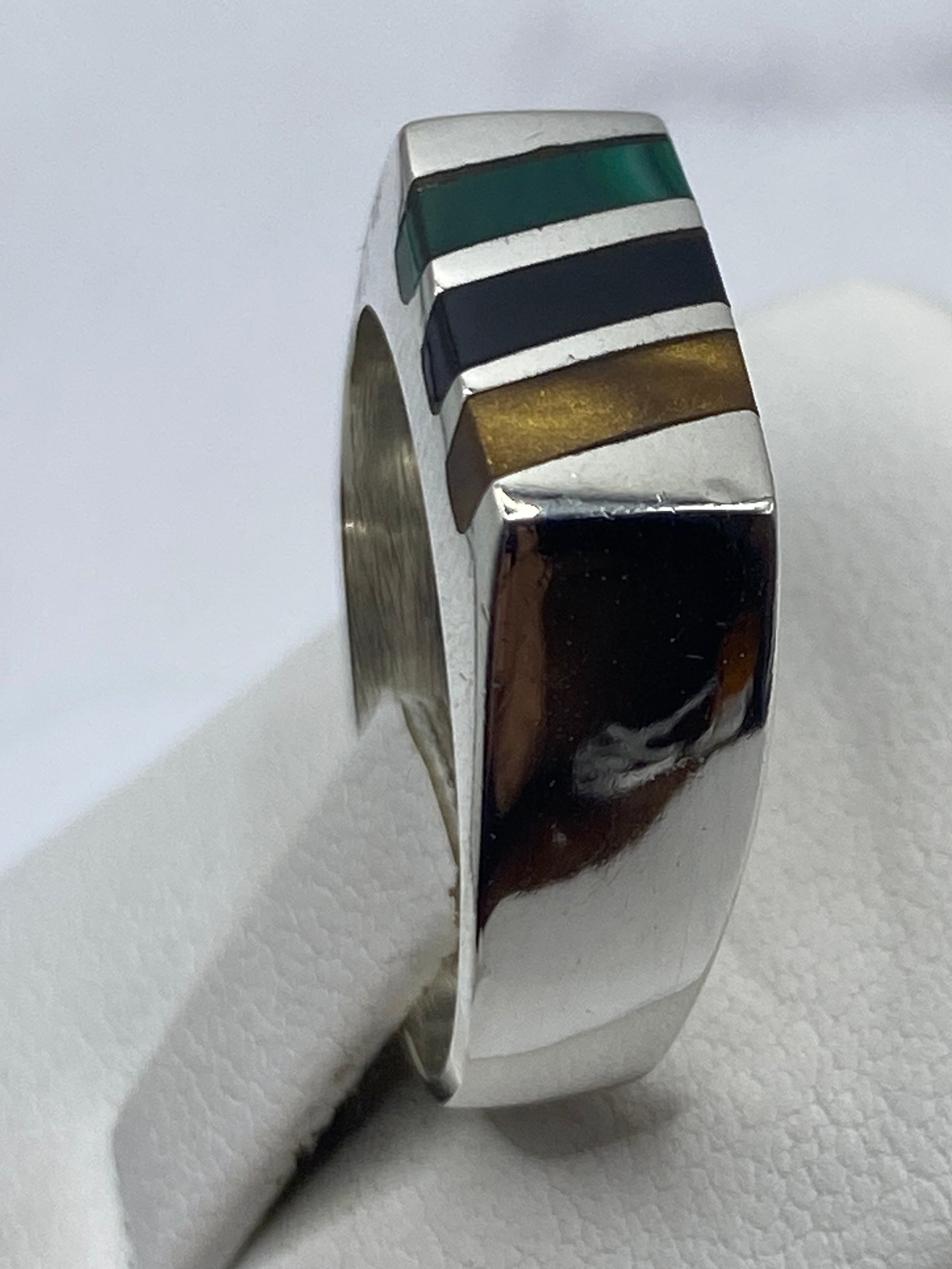 Anillo de lado mostrando banda pulida y calibre del sello 925