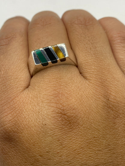 Anillo sobre fondo blanco con malaquita como protagonista, talla 9
