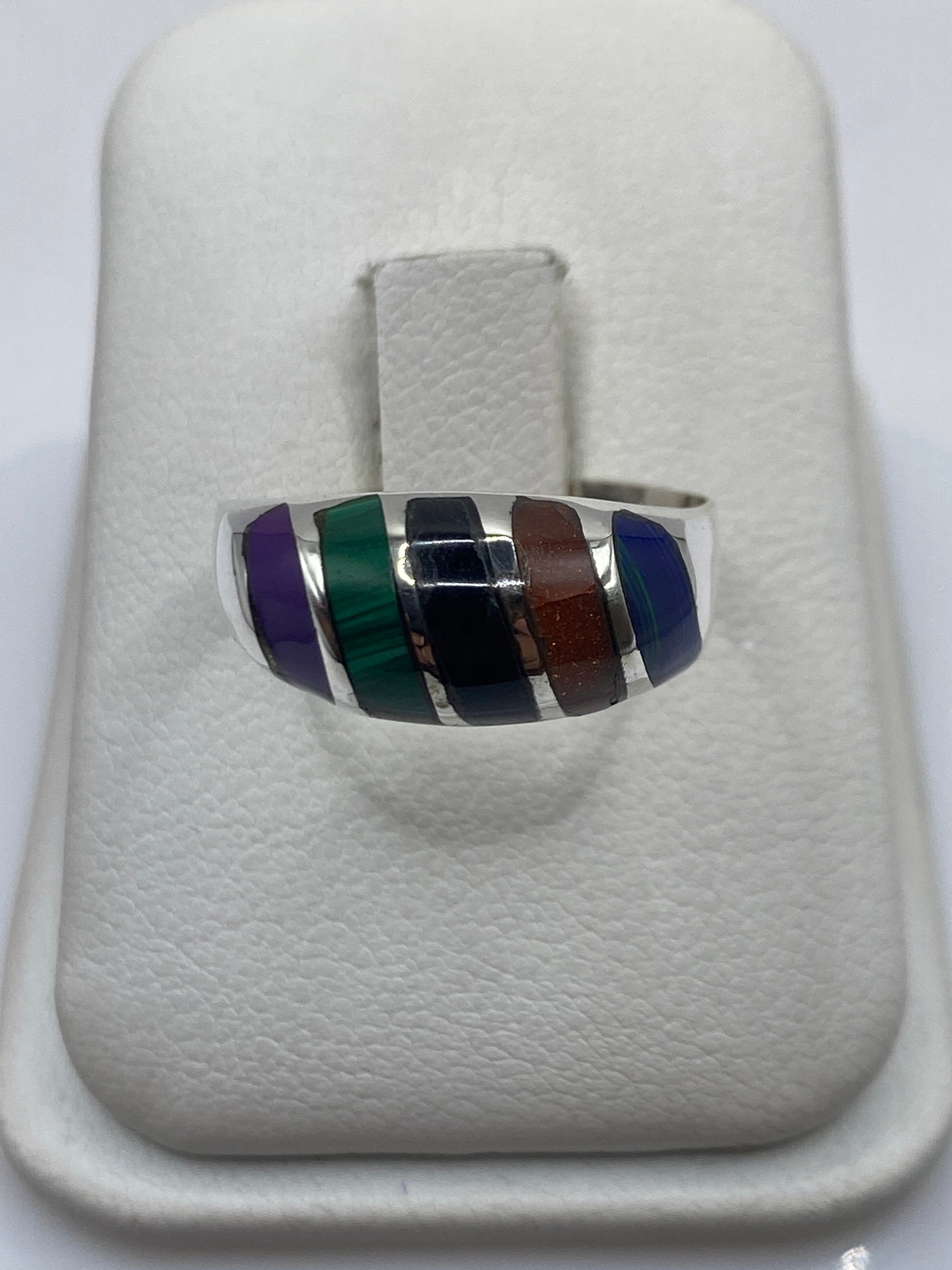 Anillo de plata con malaquita verde en estuche blanco
