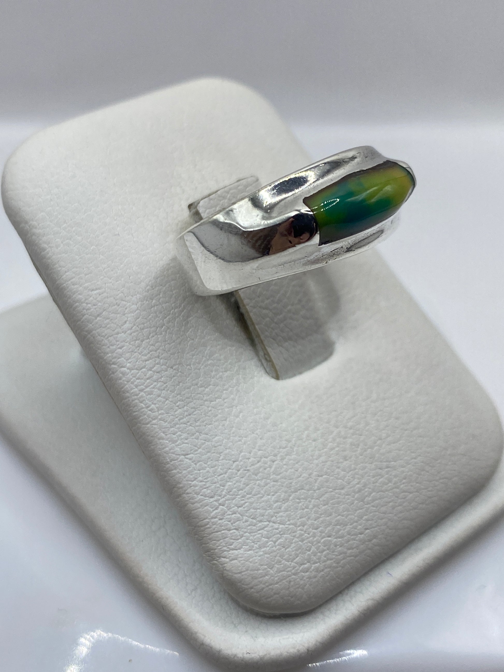 Vista lateral del anillo unisex mostrando el engaste a mano y la banda