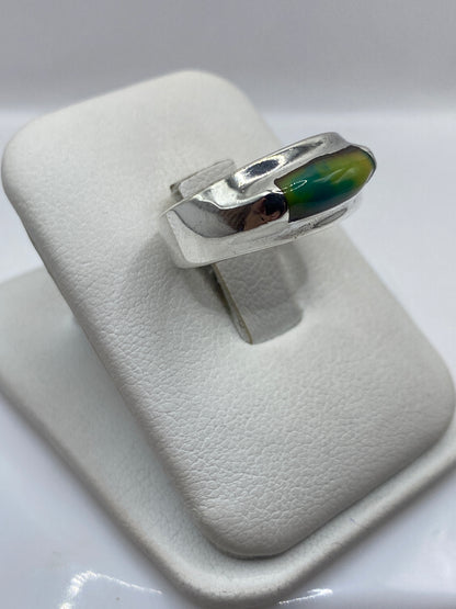 Vista lateral del anillo unisex mostrando el engaste a mano y la banda