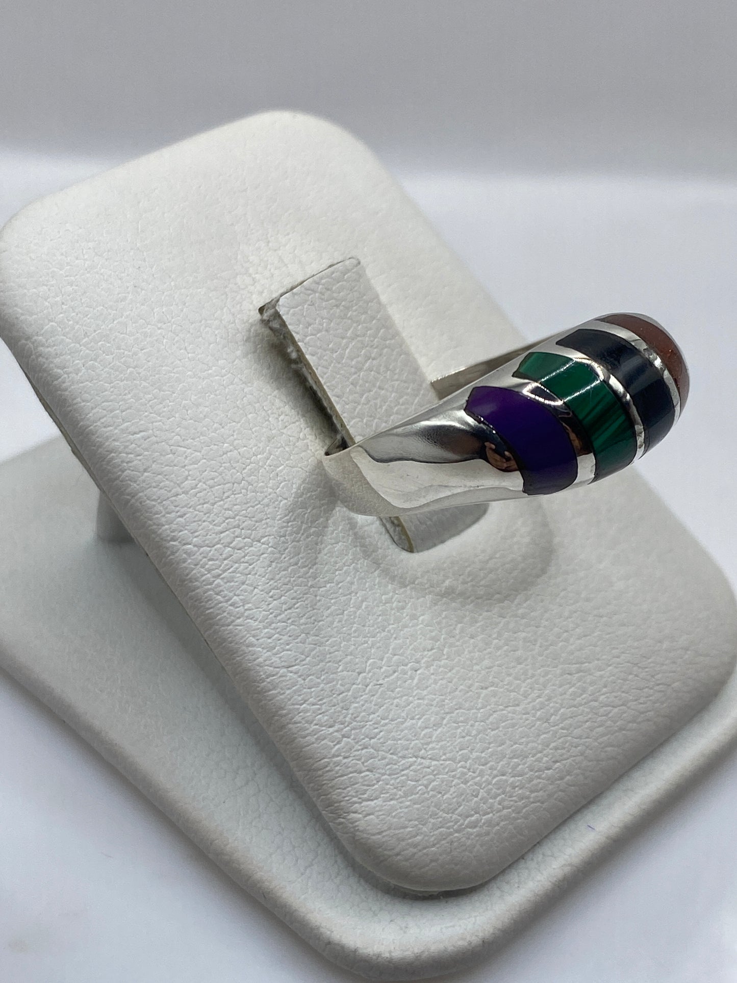 Vista lateral del anillo unisex con malaquita natural y vetas verdes
