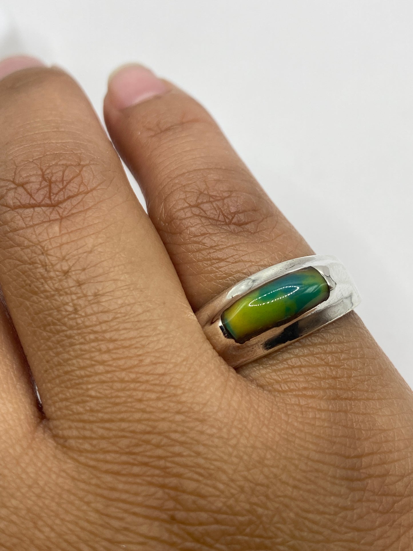 Anillo en dedo mostrando presencia y proporción de la pieza