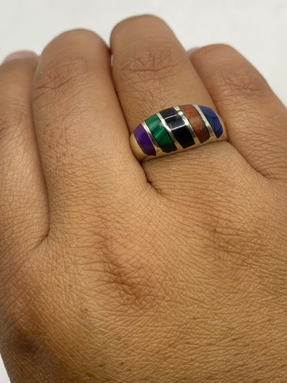 Anillo de malaquita en mano mostrando el brillo y color verde natural