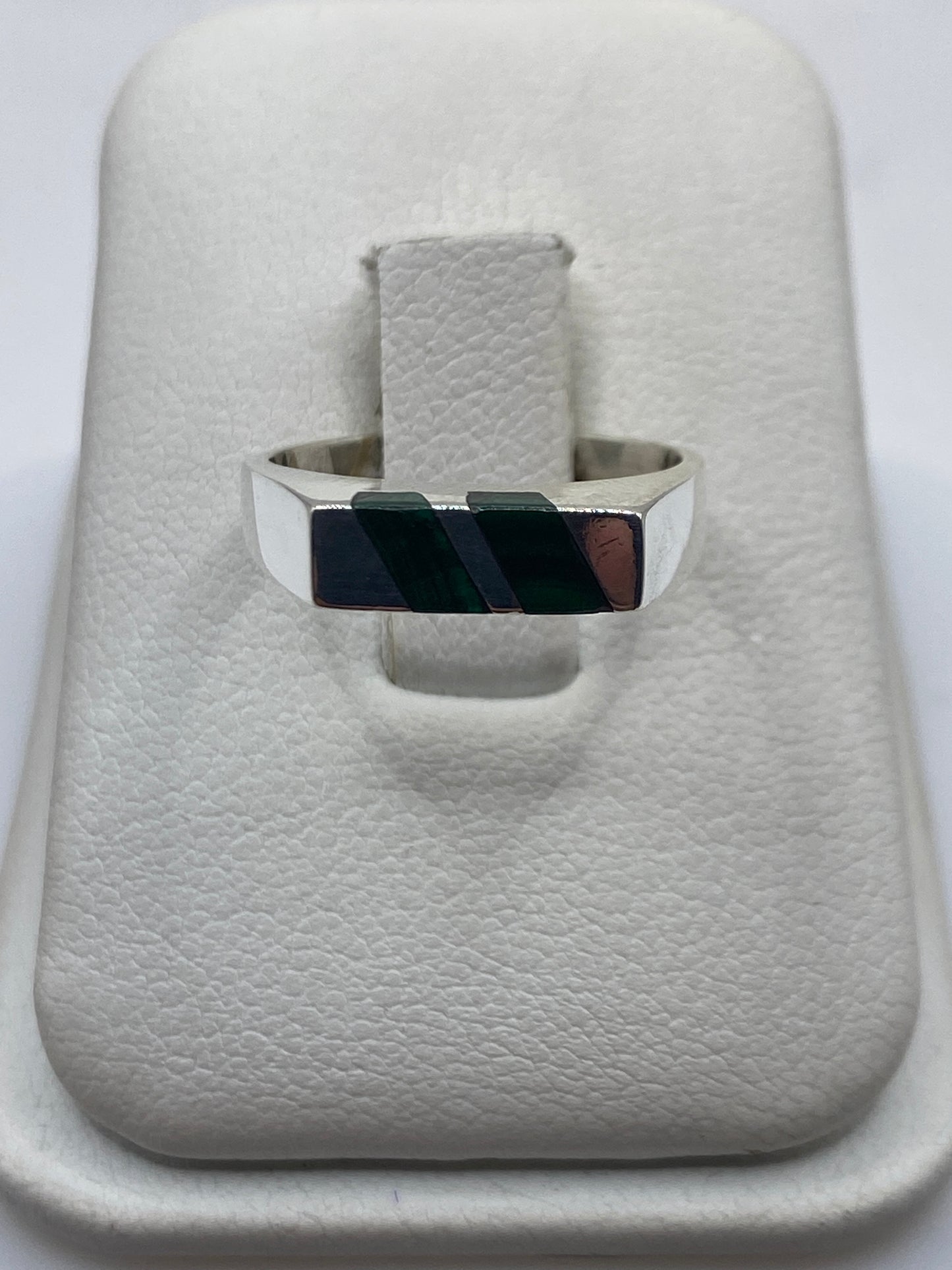 Anillo de plata sello con malaquita verde en caja blanca de presentación