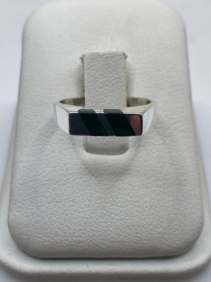 Anillo de plata sello con malaquita verde en caja blanca de presentación