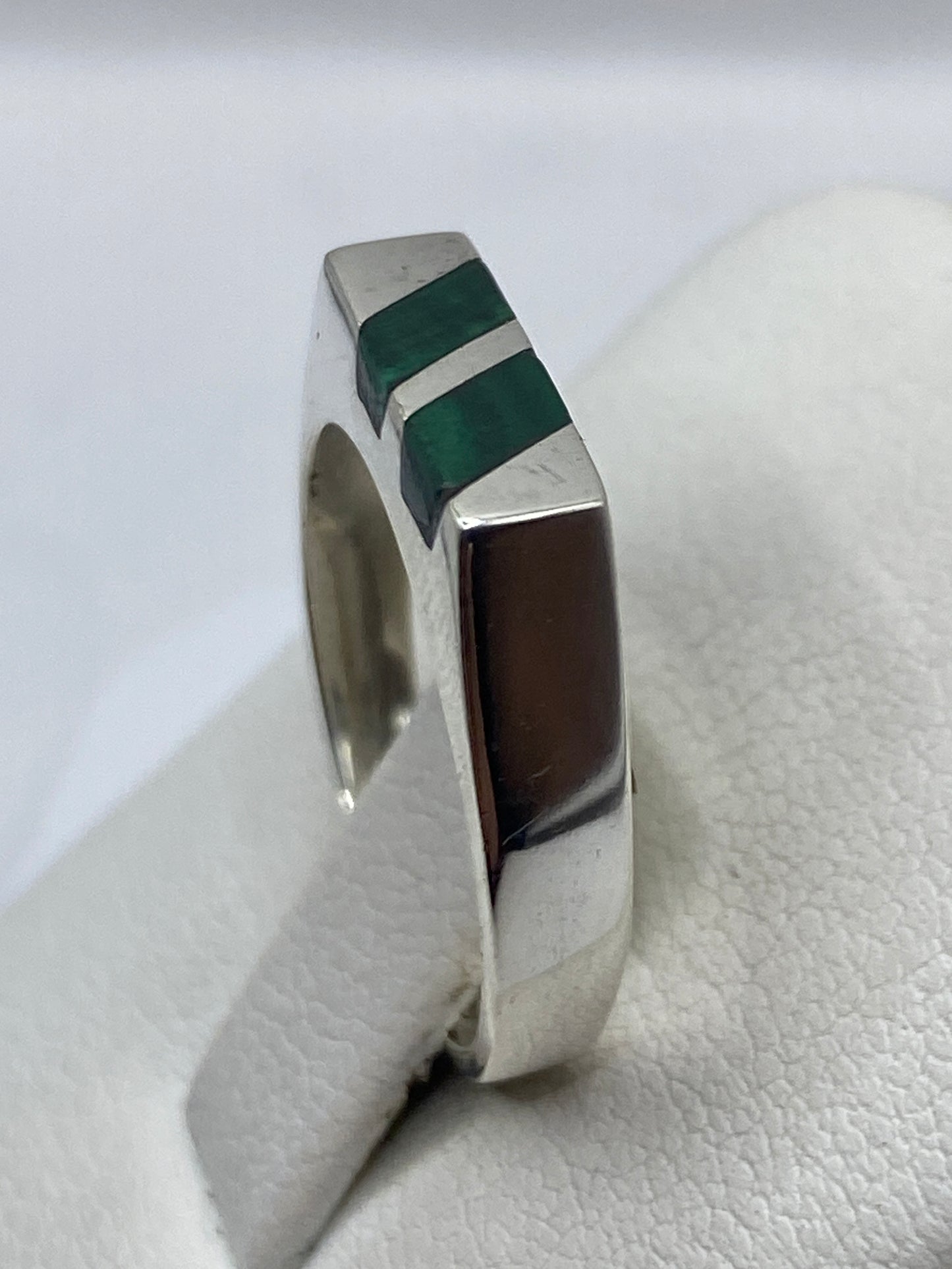 Anillo con malaquita verde puesto en mano, detalle de la piedra natural