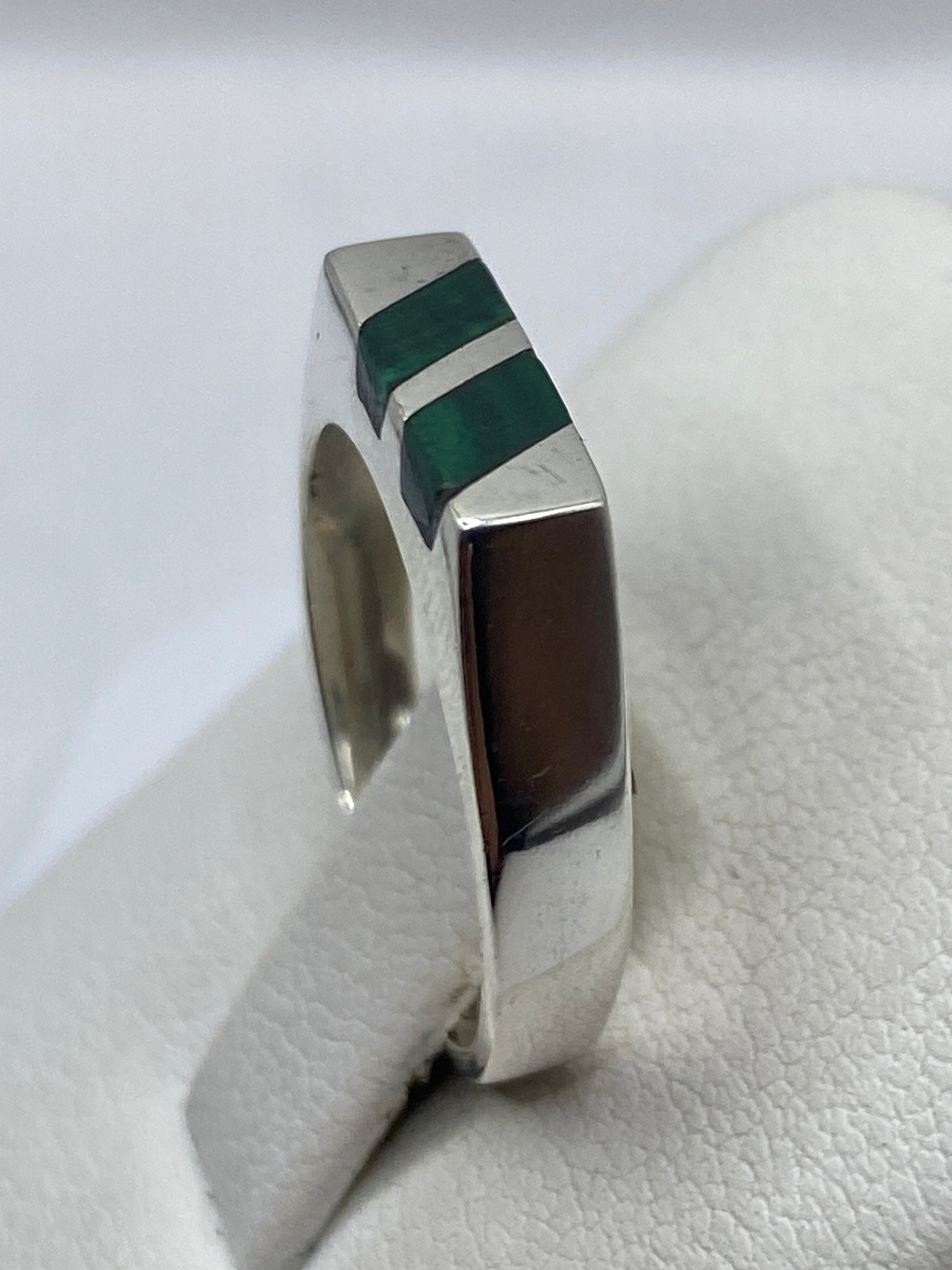 Anillo con malaquita verde puesto en mano, detalle de la piedra natural