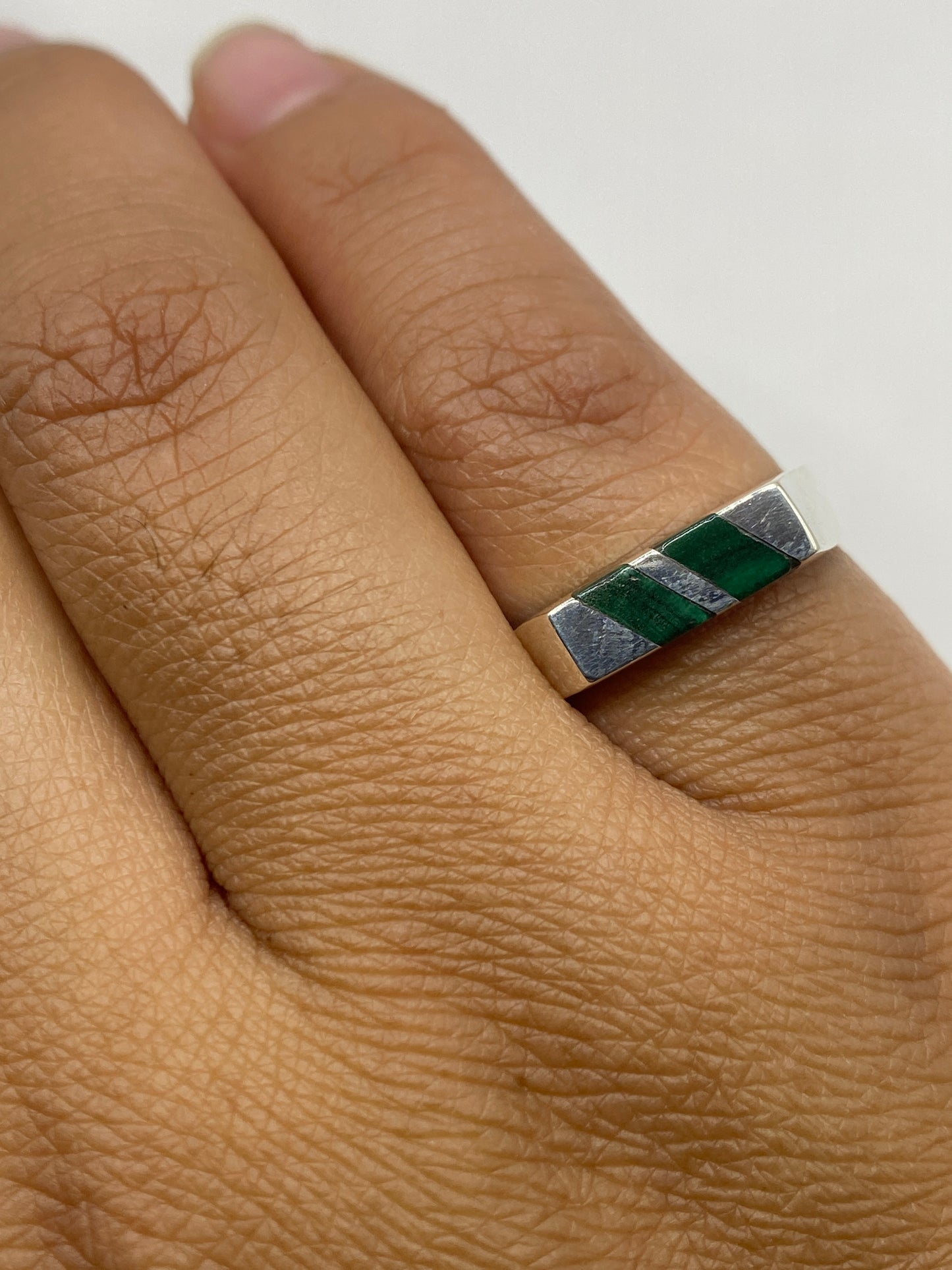 Anillo sello sobre fondo blanco mostrando el sello .925 MEXICO en la banda