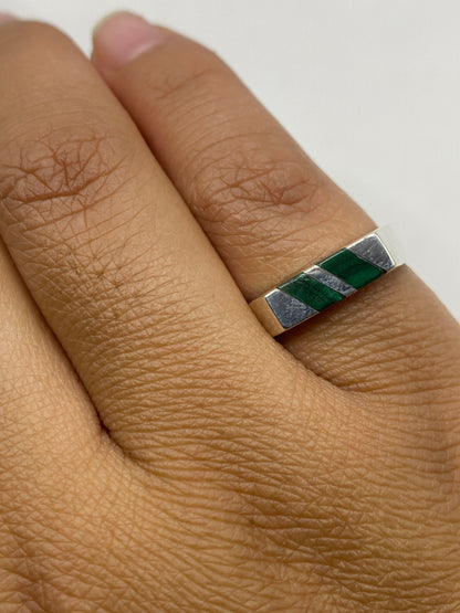 Anillo sello sobre fondo blanco mostrando el sello .925 MEXICO en la banda