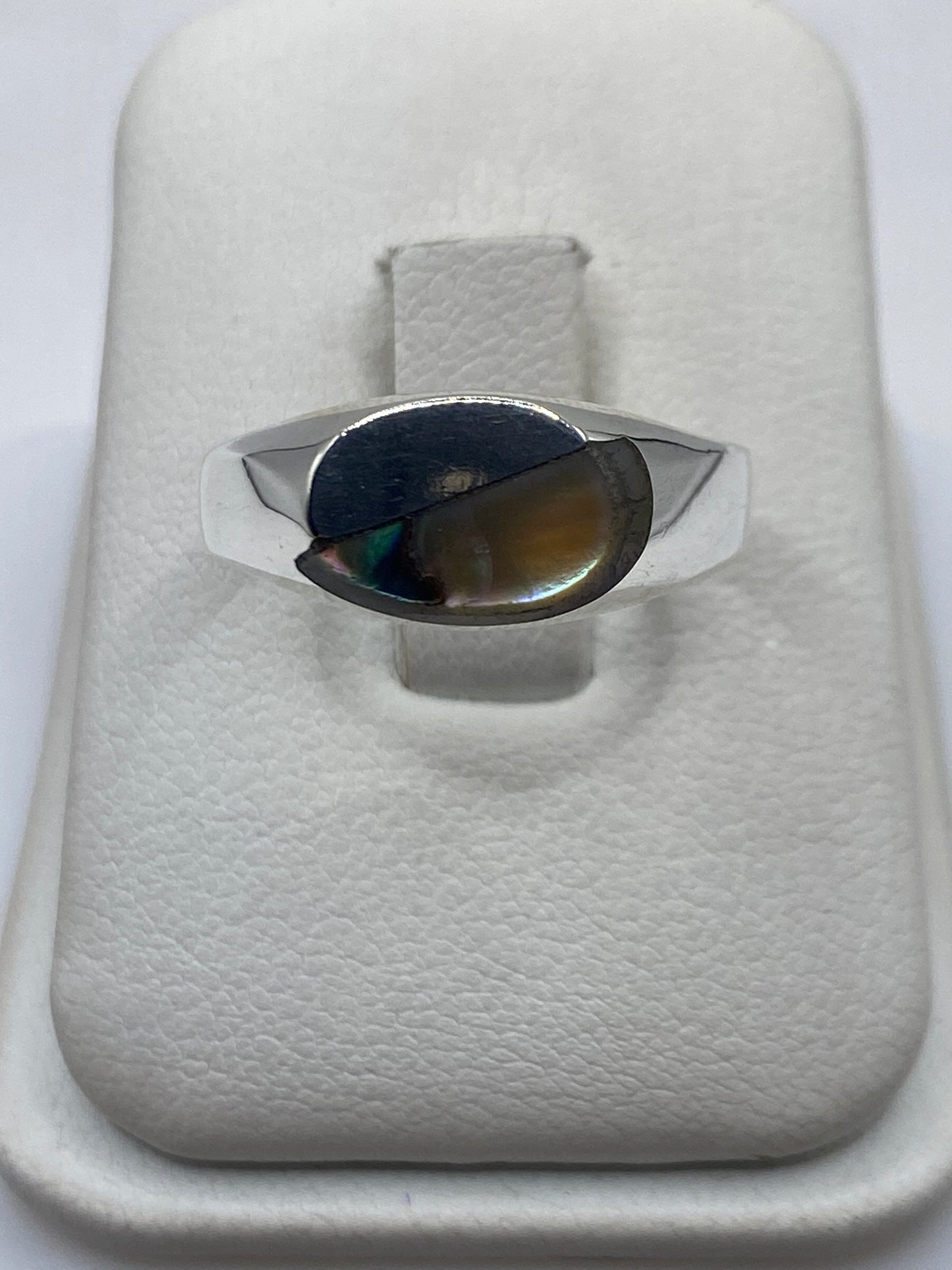 Anillo de plata con piedra natural engastada en banda pulida, talla 10