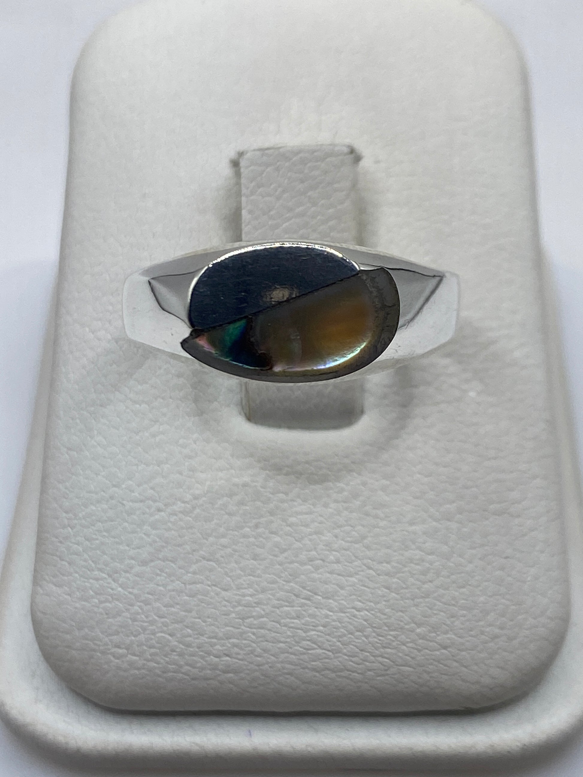 Anillo de plata con piedra natural engastada en banda pulida, talla 10