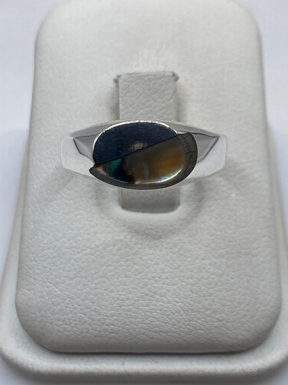 Anillo de plata con piedra natural engastada en banda pulida, talla 10