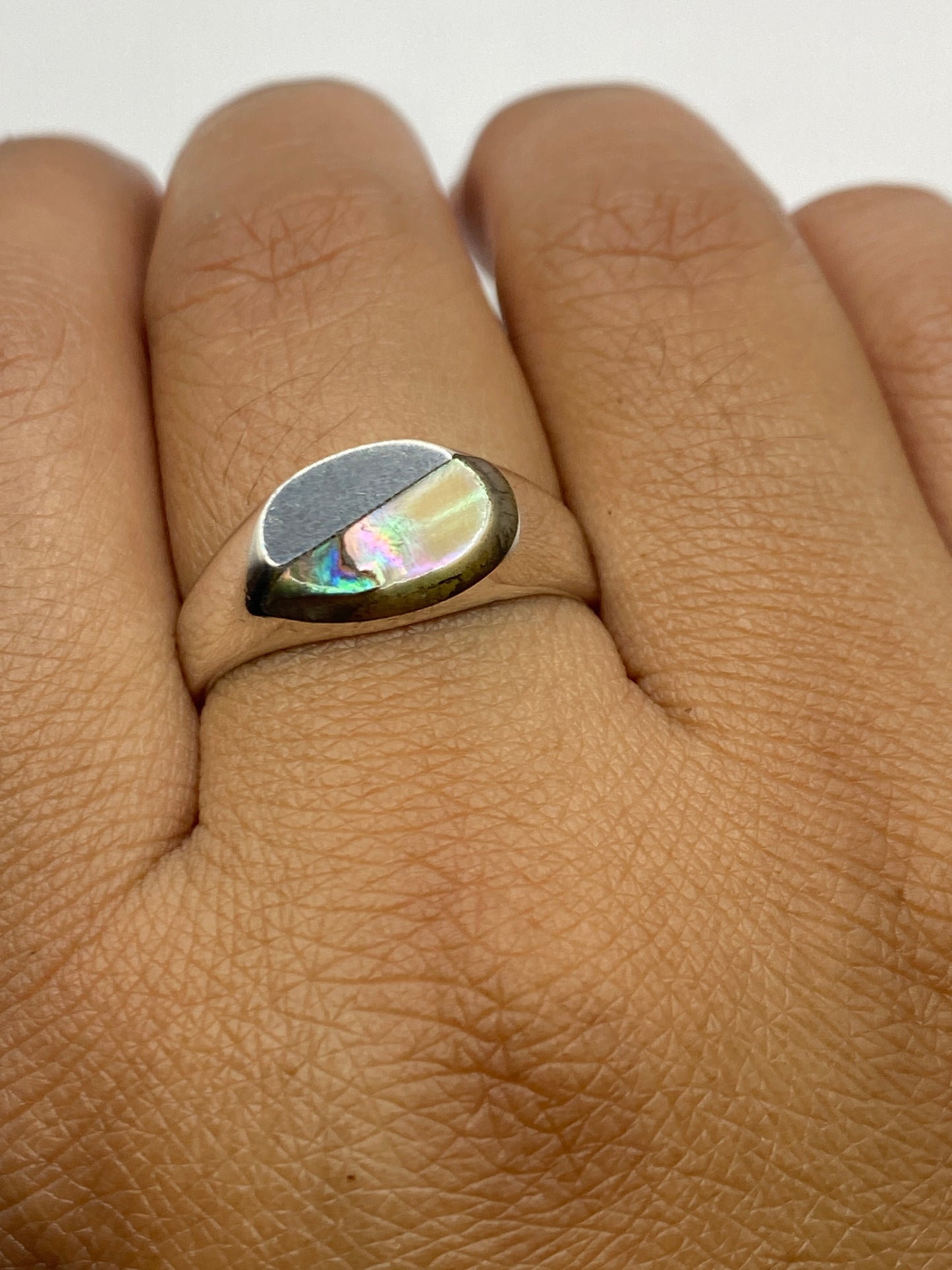 Anillo sobre fondo blanco con sello 925 MEXICO claramente visible