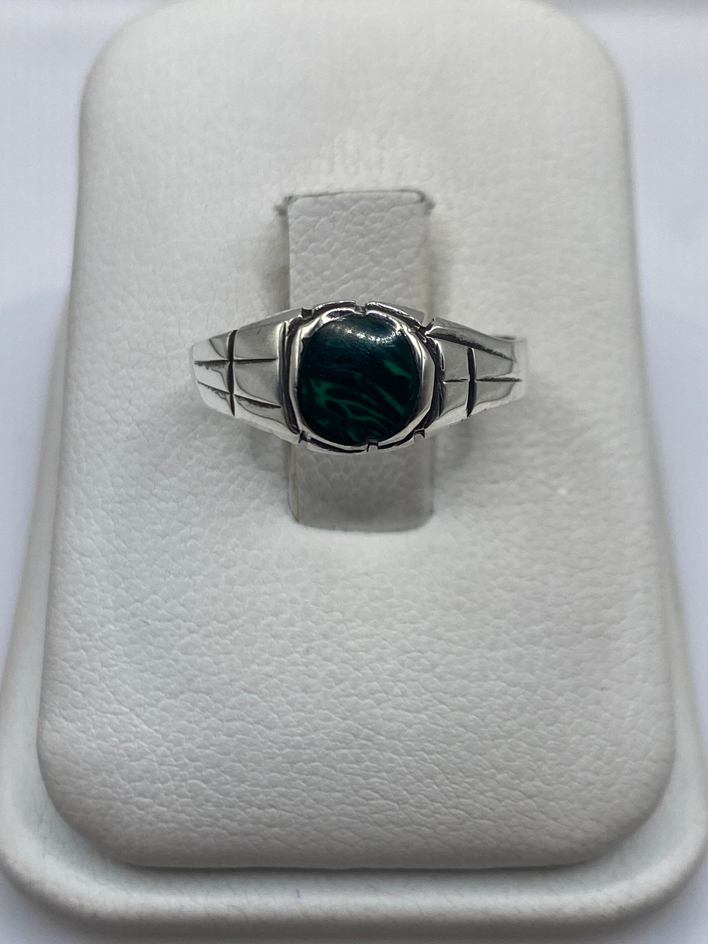 Anillo de plata solitario con malaquita verde natural en joyero blanco