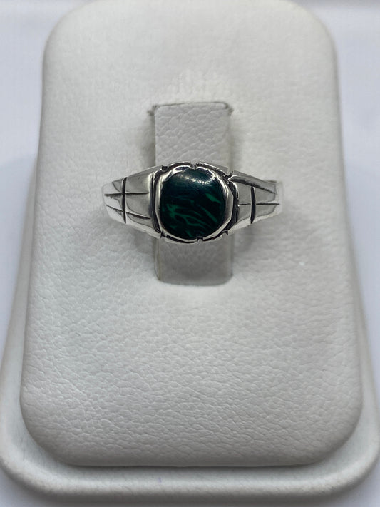 Anillo de plata solitario con malaquita verde natural en joyero blanco