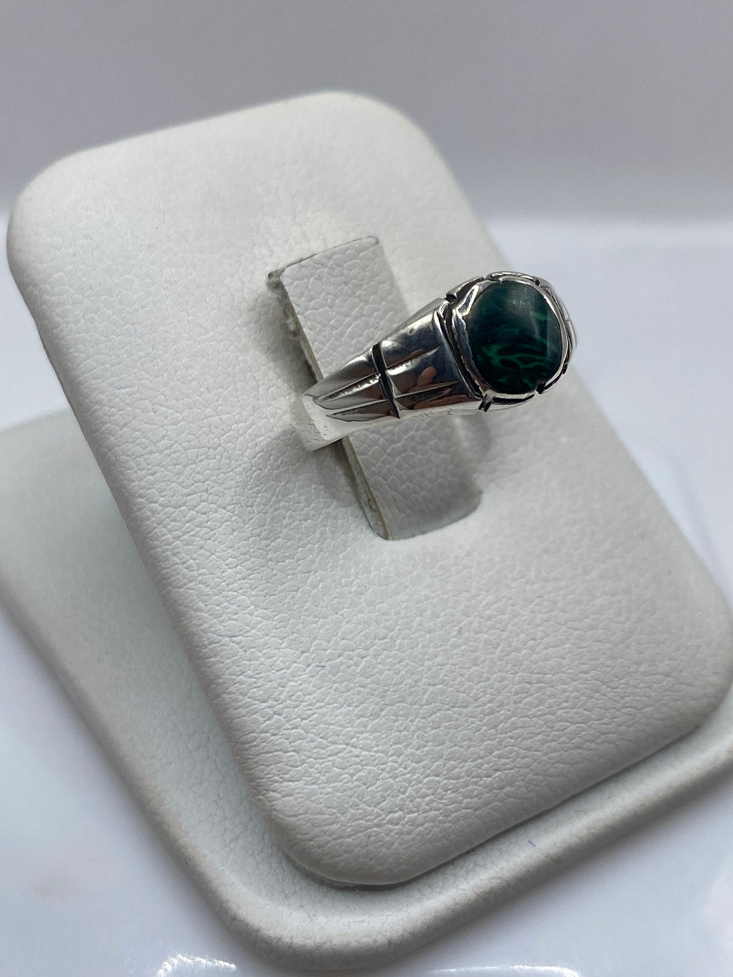 Detalle de malaquita verde veteada engastada en plata .925
