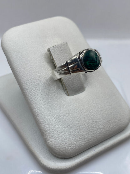 Detalle de malaquita verde veteada engastada en plata .925