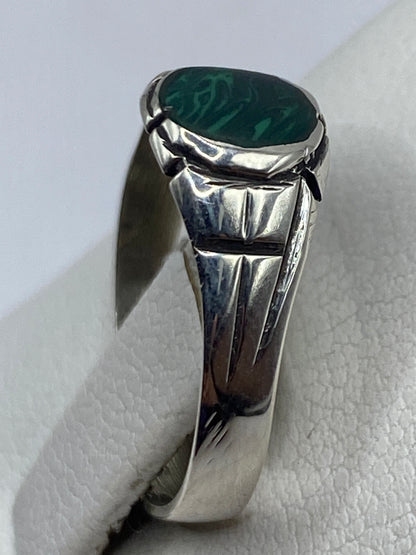 Anillo minimalista de plata en dedo mostrando el verde profundo de la malaquita