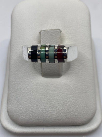 Anillo de plata .925 con onix negro pulido, banda robusta en la mano