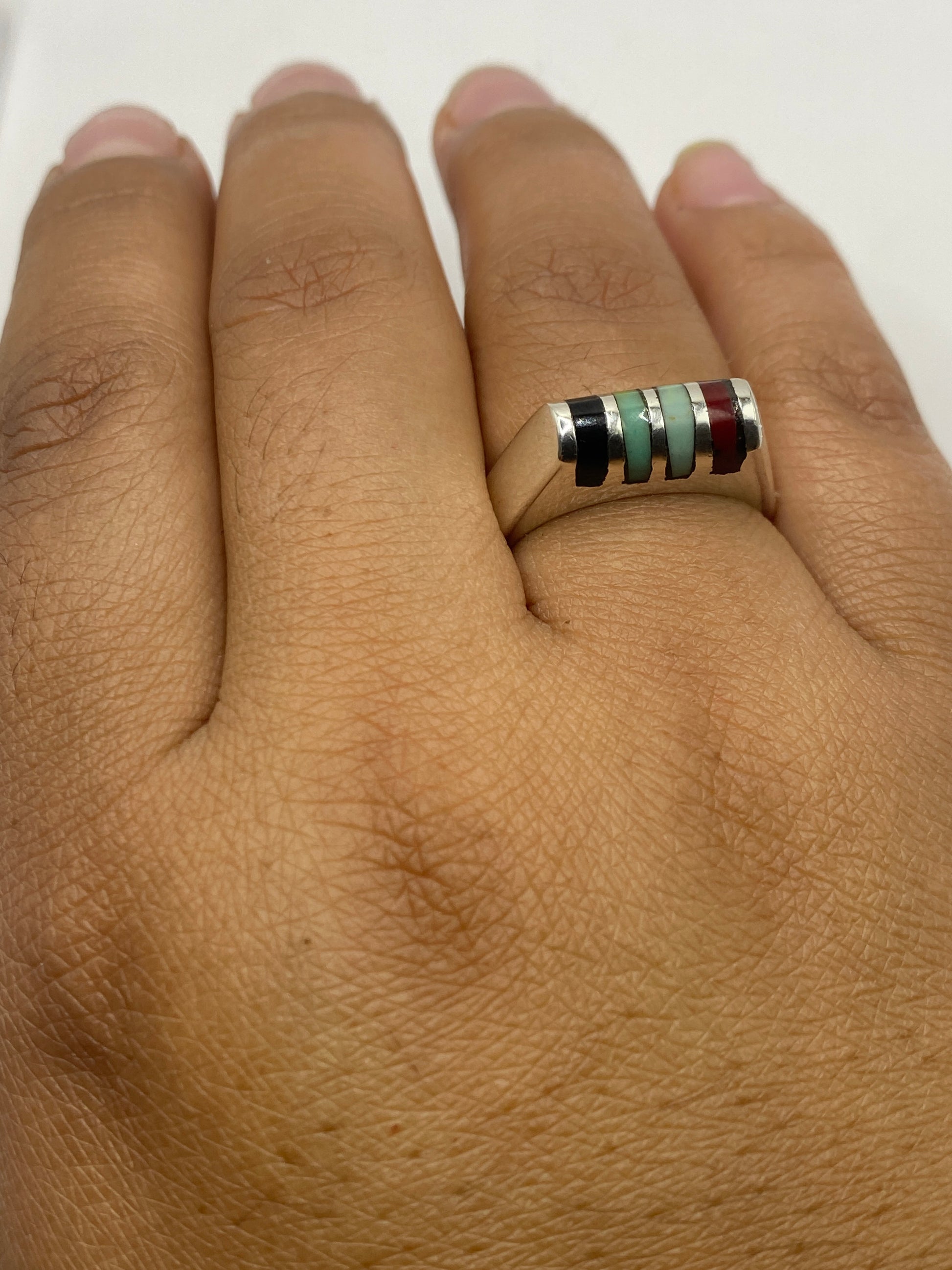 Anillo sobre fondo gris mostrando el sello 925 en la cara interna