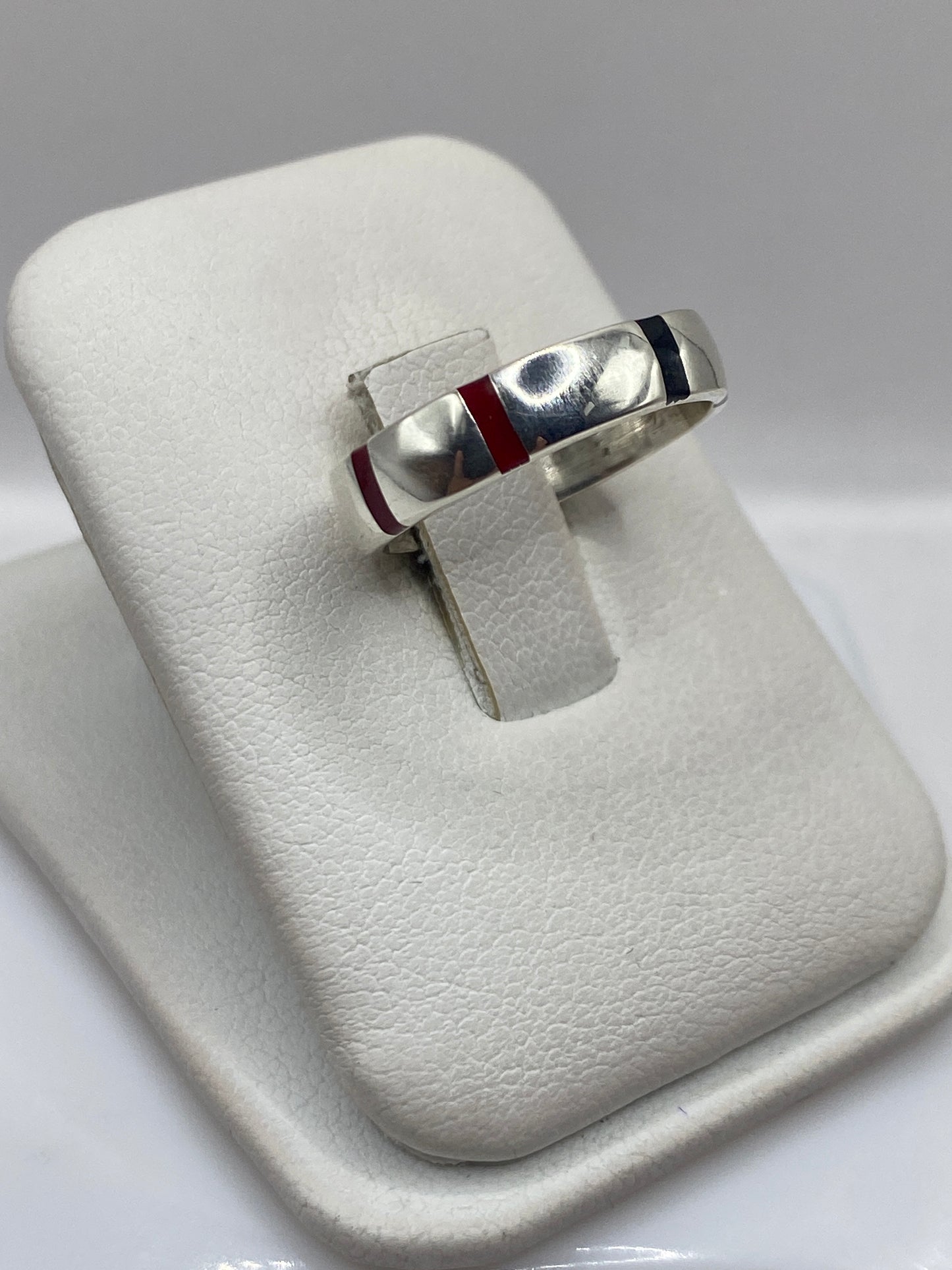 Vista frontal del anillo unisex mostrando el pulido espejo del ónix