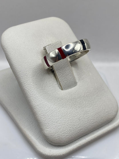 Vista frontal del anillo unisex mostrando el pulido espejo del ónix