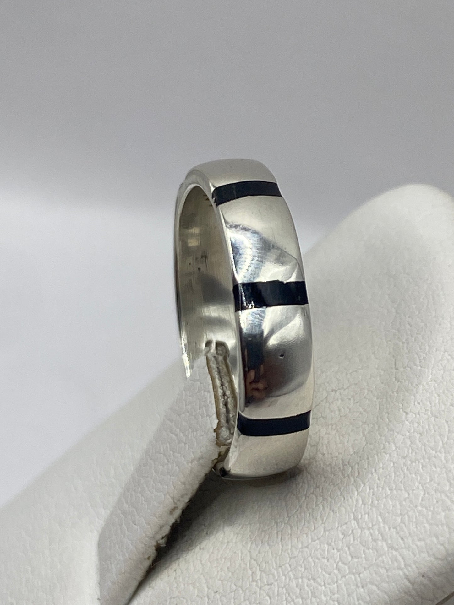 Perfil lateral del anillo de plata .925 con incrustaciones de ónix negro